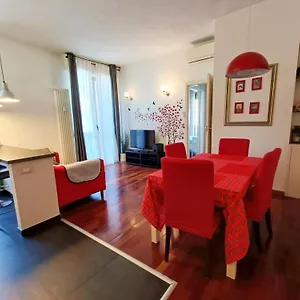 Apartment The Red In With Free Parking, Florence